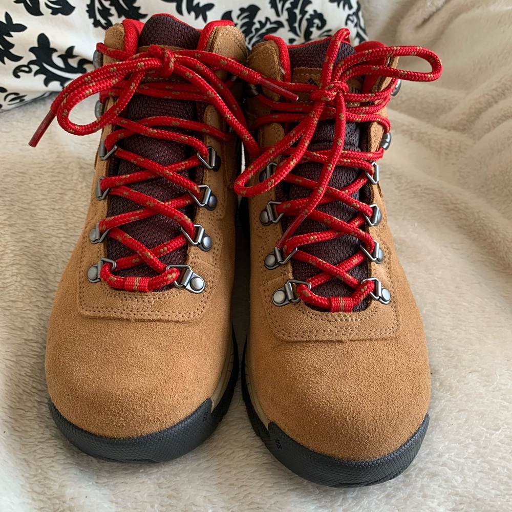 BRAND NEW Columbia Newton Ridge hiking boots